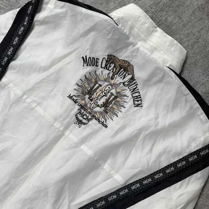 [BUNJANG] MCM White Logo Side Line Embroidered Windbreaker / 빈티지 mcm 화이트 로고 사이드라인 자수 바람막이