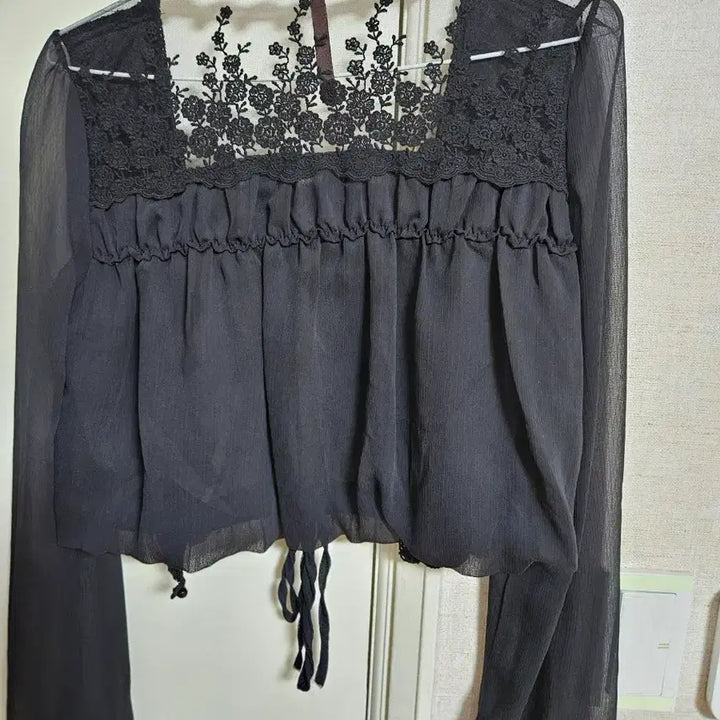[SOLD OUT] 블랙 시스루 레이스 블라우스