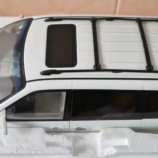 [BUNJANG] Kia Carnival II White Diecast Model Car / 1:18 카니발2 화이트 다이캐스트