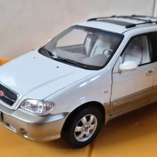 [BUNJANG] Kia Carnival II White Diecast Model Car / 1:18 카니발2 화이트 다이캐스트