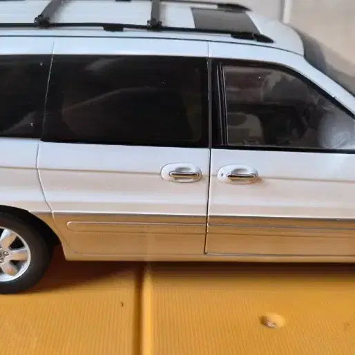 [BUNJANG] Kia Carnival II White Diecast Model Car / 1:18 카니발2 화이트 다이캐스트