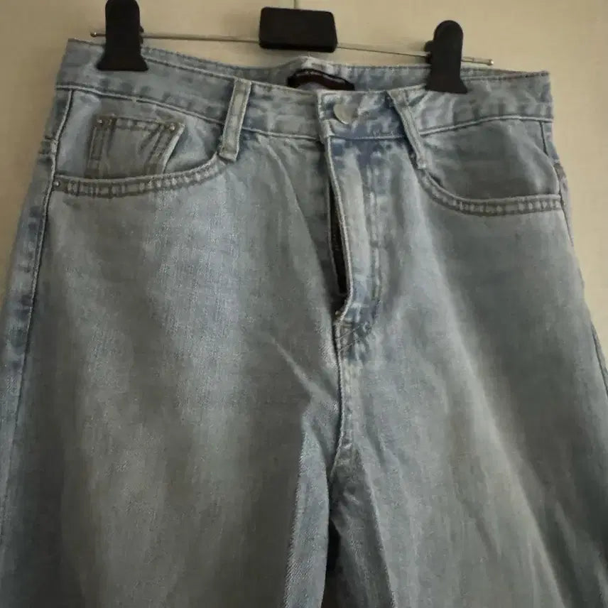 [BUNJANG] Light Wash Distressed Denim Jeans / 데미지 데님 연청바지