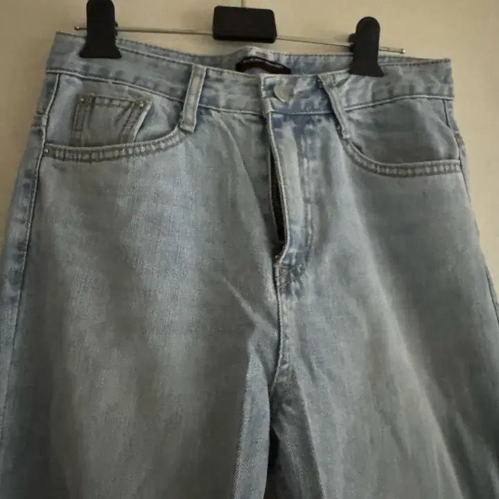 [BUNJANG] Light Wash Distressed Denim Jeans / 데미지 데님 연청바지