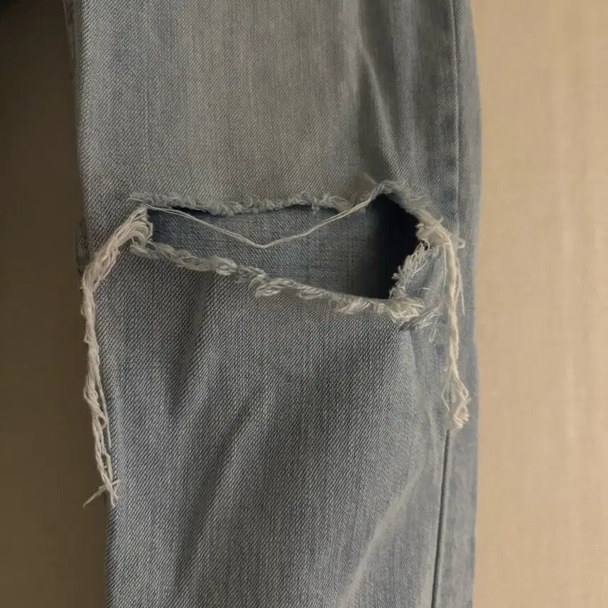 [BUNJANG] Light Wash Distressed Denim Jeans / 데미지 데님 연청바지