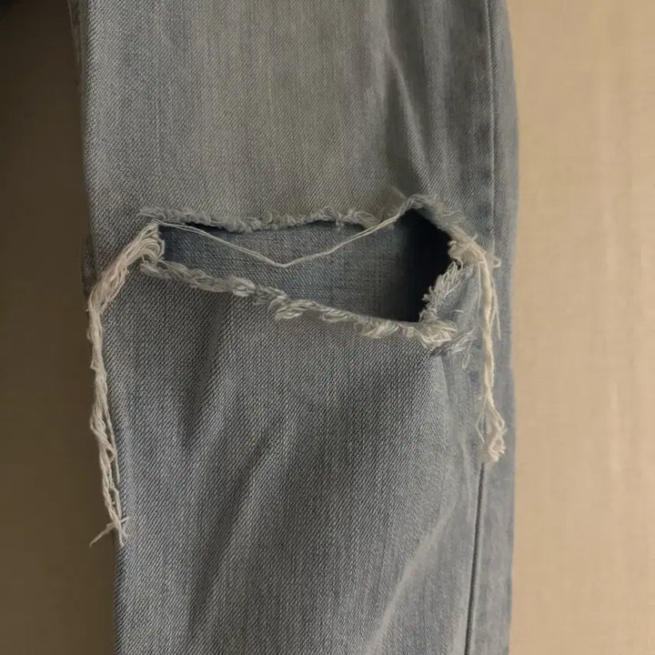 [BUNJANG] Light Wash Distressed Denim Jeans / 데미지 데님 연청바지