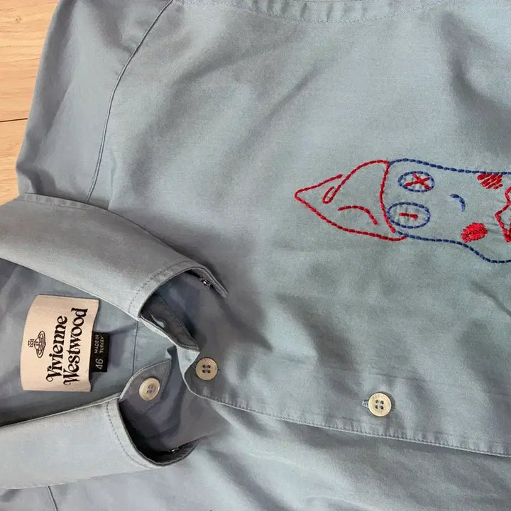 [BUNJANG] Vivienne Westwood Blue Embroidered Shirt (Size 46) / (민트급) Vivienne Westwood 블루 자수 셔츠 46사이즈