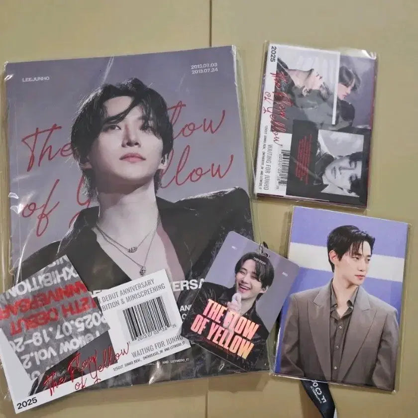 [BUNJANG] Lee Junho Photobook &amp; Postcard Set / 이준호 포토북 &amp; 엽서 세트 &amp; PVC 홀로그램 티켓+포스터