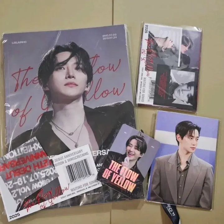 [BUNJANG] Lee Junho Photobook &amp; Postcard Set / 이준호 포토북 &amp; 엽서 세트 &amp; PVC 홀로그램 티켓+포스터
