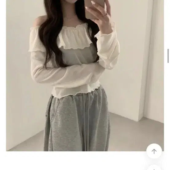 [BUNJANG] Fury Frill Soft Off-shoulder Crop Long Sleeve T-shirt - Black / 퓨리 프릴 소프트 오프숄더 크롭 긴팔 티셔츠 블랙 색상 판매(새상품)