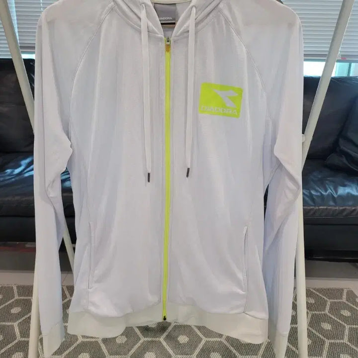 [BUNJANG] DIADORA Running Hooded Zip-up Jacket / 디아도라(DIADORA)  러닝 후드 집업 (화이트)