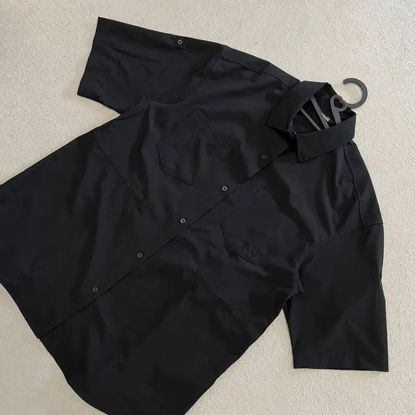 [BUNJANG] Nepa Eisenberg Woven Short Sleeve Shirt (Black, Size L) / L 네파 아이젠버그 우븐 반팔셔츠 100