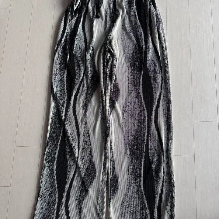 [BUNJANG] Wave Pattern Pleated Wide Pants / 물결 패턴 플리츠 와이드 팬츠