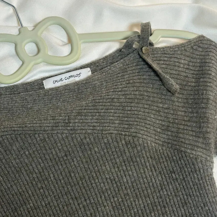 [BUNJANG] Our Comos 763 Off-Shoulder Merino Wool Knit Sweater / 옷장정리*아워코모스 Comos 763 오프숄더 니트