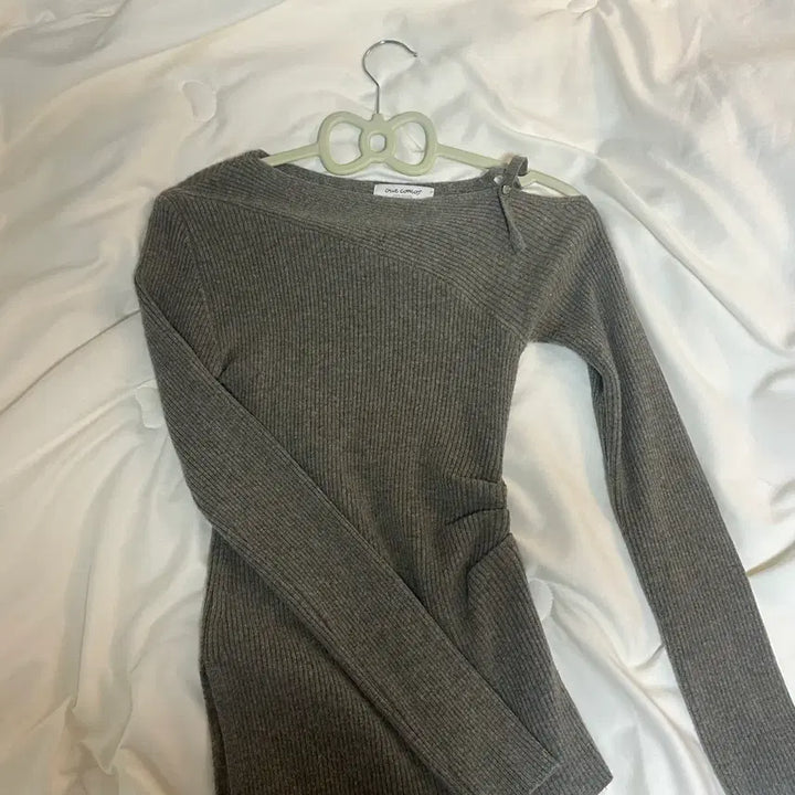 [BUNJANG] Our Comos 763 Off-Shoulder Merino Wool Knit Sweater / 옷장정리*아워코모스 Comos 763 오프숄더 니트