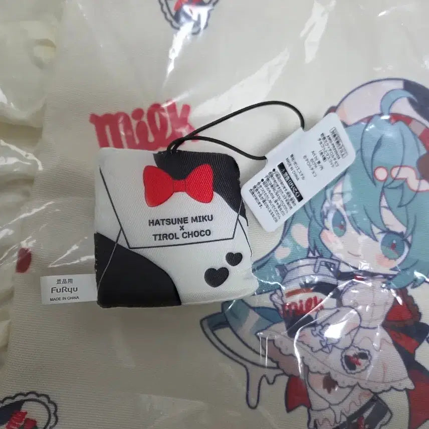 [BUNJANG] Hatsune Miku x Tirol Choco Eco Bag &amp; Cushion Bundle / (2개 일괄) 하츠네 미쿠 x 티롤 초코 에코백 가방 숄더백 인형 키링