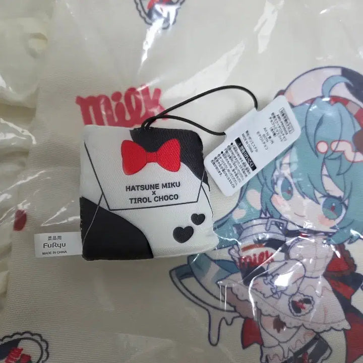 [BUNJANG] Hatsune Miku x Tirol Choco Eco Bag &amp; Cushion Bundle / (2개 일괄) 하츠네 미쿠 x 티롤 초코 에코백 가방 숄더백 인형 키링