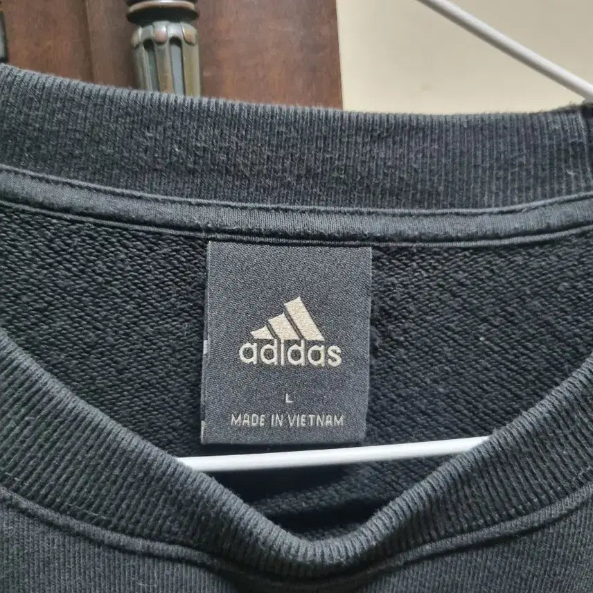 [BUNJANG] Adidas Black Sweatshirt / [L] 아디다스 블랙 검정 맨투맨 라지 105 삼선 스웻 마르지엘라 맛