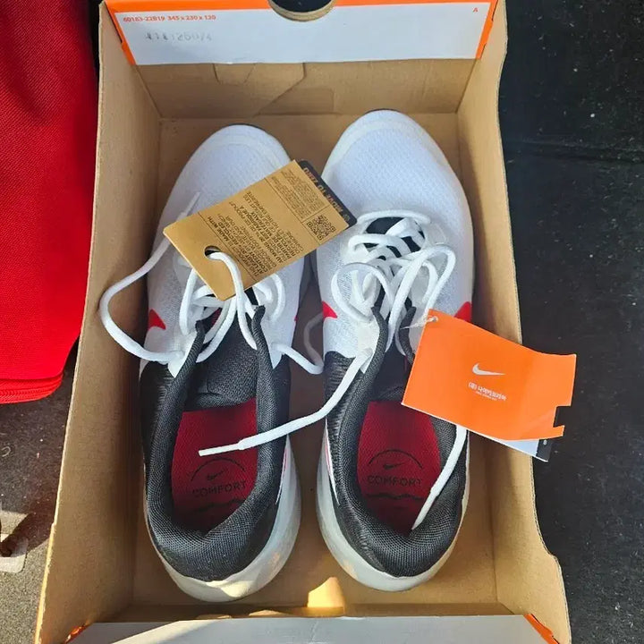 [BUNJANG] Nike Revolution 7 White Red Black Sneakers / 나이키 레볼루션 7 흰빨검 275mm 새상품