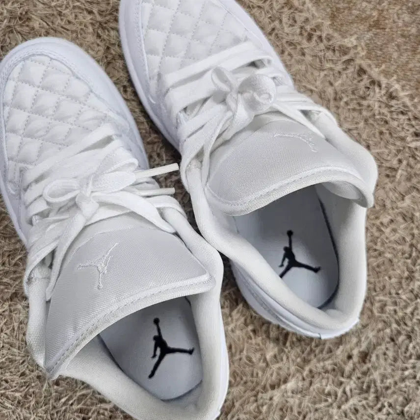 [BUNJANG] Nike Air Jordan 1 Low Quilted Triple White Sneakers / 나이키 조던1 로우 퀄티드 트리플 스니커즈