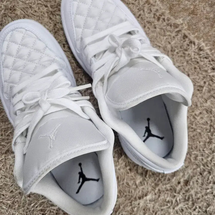 [BUNJANG] Nike Air Jordan 1 Low Quilted Triple White Sneakers / 나이키 조던1 로우 퀄티드 트리플 스니커즈