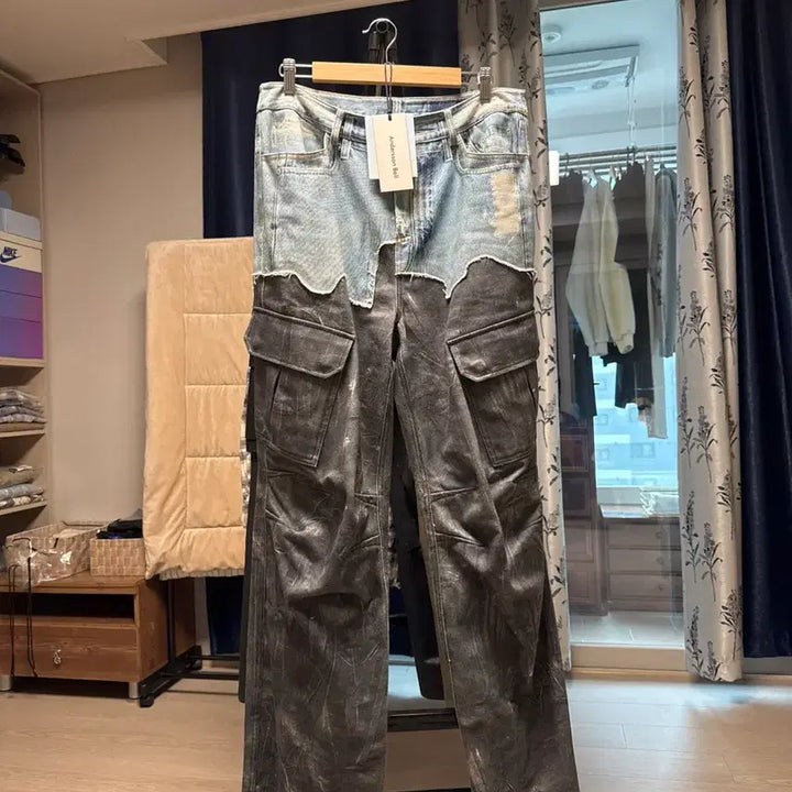 [BUNJANG] Andersson Bell Cargo Pants / 앤더슨벨 포데님 &amp; 스크레치 레더 프린트 카고 팬츠 32
