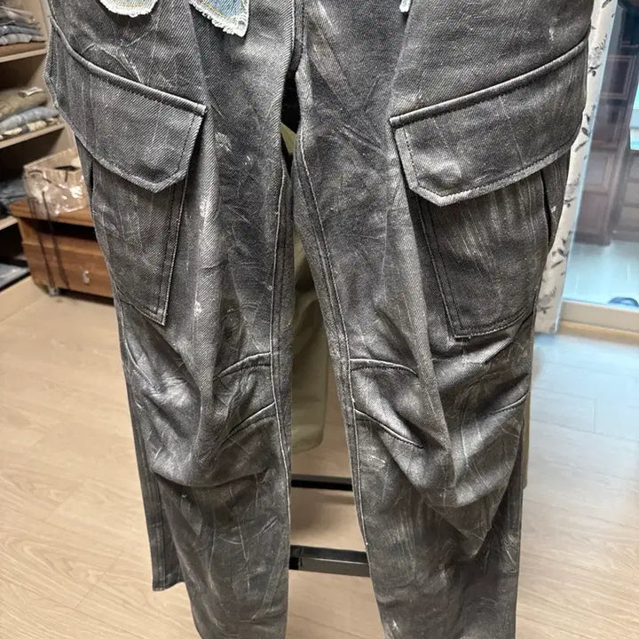 [BUNJANG] Andersson Bell Cargo Pants / 앤더슨벨 포데님 &amp; 스크레치 레더 프린트 카고 팬츠 32