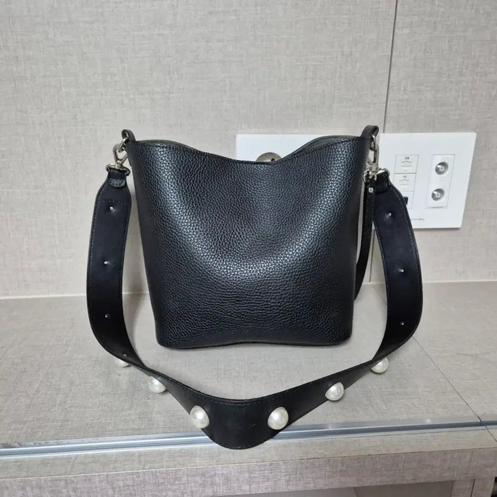 [BUNJANG] Kind Kapoor Shoulder Bag Black / 카인드카푸어 가방 숄더백 블랙