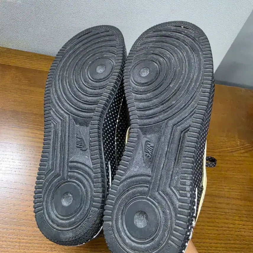 [BUNJANG] Nike Air Force 1 Low Black Dot Gold Swoosh Sneakers / 나이키 에어포스1 로우 블랙 도트 골드 스우시