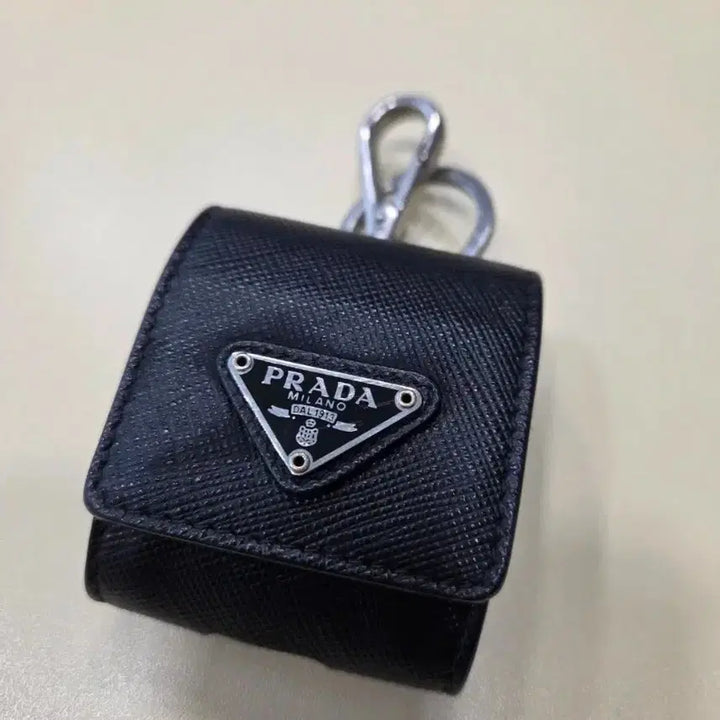[BUNJANG] Prada Black Airpods Case Keyring / 프라다 블랙 에어팟 케이스 키링