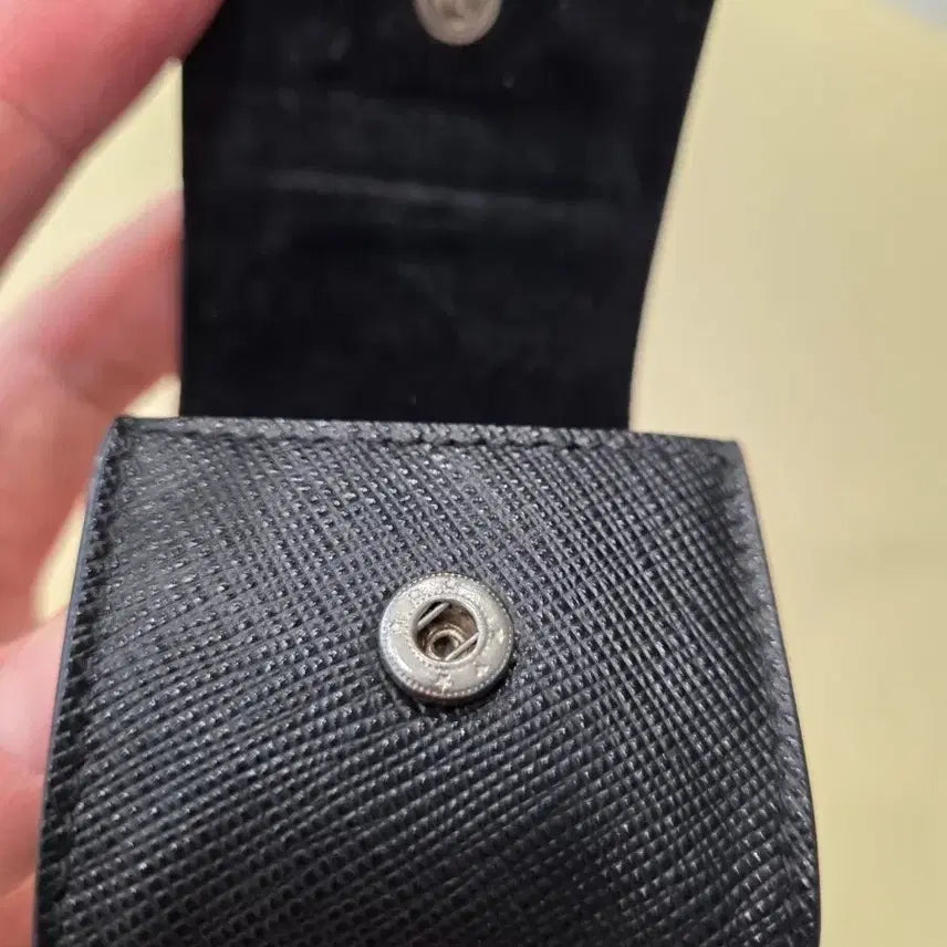 [BUNJANG] Prada Black Airpods Case Keyring / 프라다 블랙 에어팟 케이스 키링