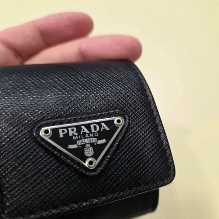 [BUNJANG] Prada Black Airpods Case Keyring / 프라다 블랙 에어팟 케이스 키링
