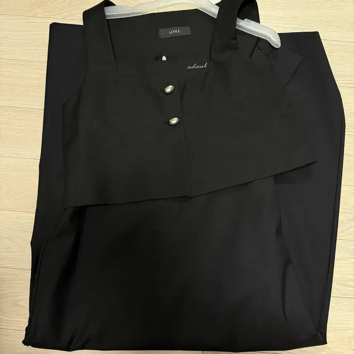 [SOLD OUT] 어다울 페블 실버 버튼 스퀘어 베스트 원피스 세트