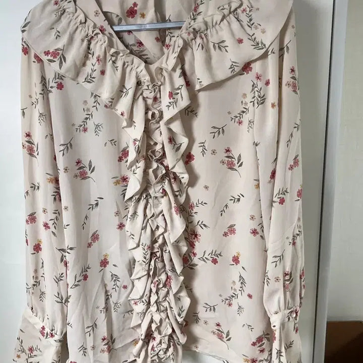 [BUNJANG] Roem Beige Floral Blouse / 로엠 베이지 꽃 블라우스/프리