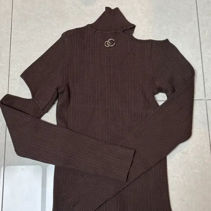[BUNJANG] Andersson Bell Slim Fit Brown Cutout Knit Top / 앤더슨벨 긴팔여자 골지브라운 컷아웃슬림핏 니트
