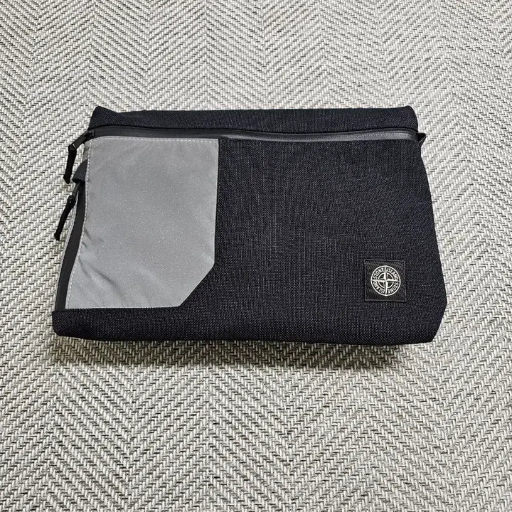 [BUNJANG] Stone Island Reflective Clutch / 스톤아일랜드 리플렉티브 클러치
