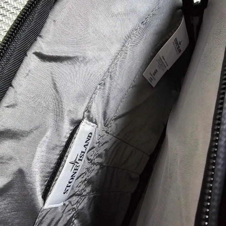 [BUNJANG] Stone Island Reflective Clutch / 스톤아일랜드 리플렉티브 클러치