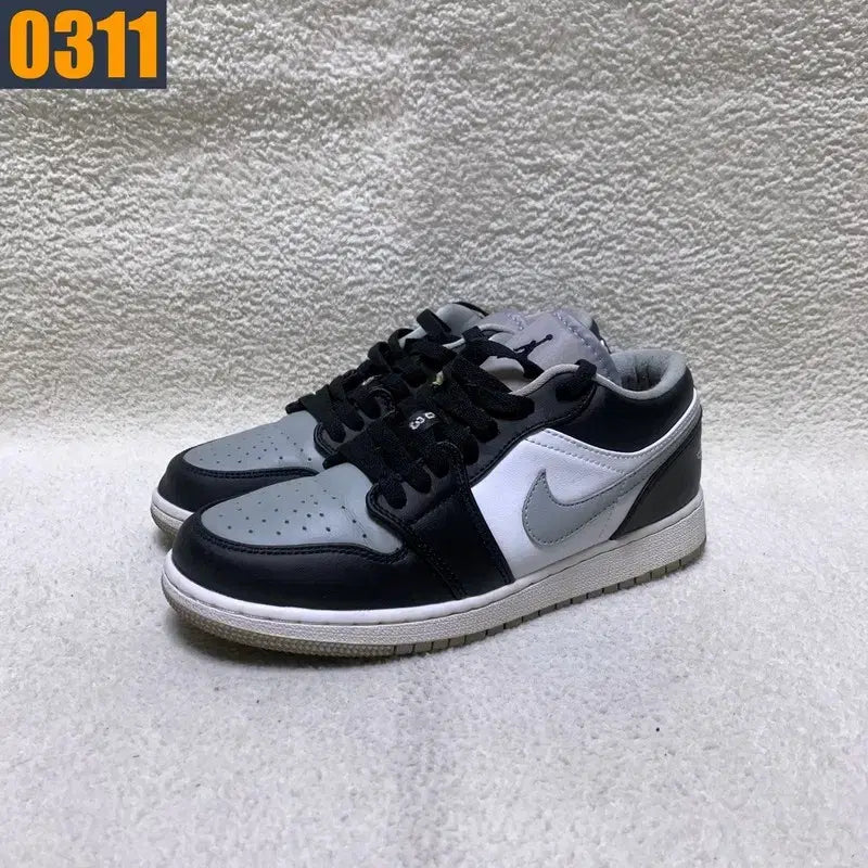 [BUNJANG] Nike Jordan 1 Low Light Smoke Grey Sneakers / [240] 나이키 조던1 로우 라이트 스모크 그레이 여성신발 스니커즈