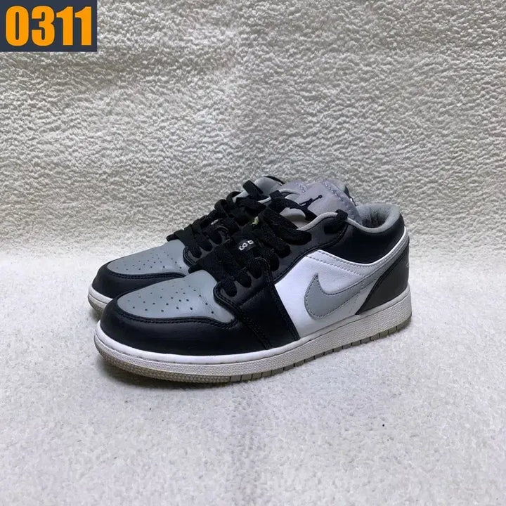 [BUNJANG] Nike Jordan 1 Low Light Smoke Grey Sneakers / [240] 나이키 조던1 로우 라이트 스모크 그레이 여성신발 스니커즈