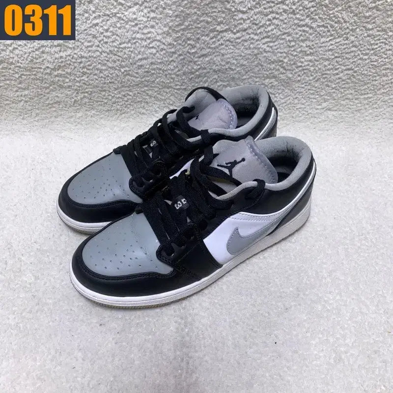[BUNJANG] Nike Jordan 1 Low Light Smoke Grey Sneakers / [240] 나이키 조던1 로우 라이트 스모크 그레이 여성신발 스니커즈