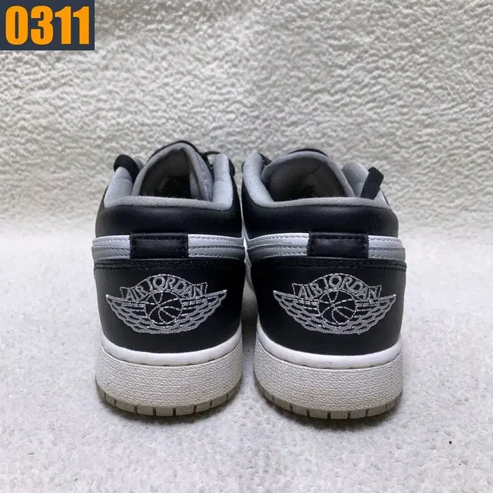 [BUNJANG] Nike Jordan 1 Low Light Smoke Grey Sneakers / [240] 나이키 조던1 로우 라이트 스모크 그레이 여성신발 스니커즈