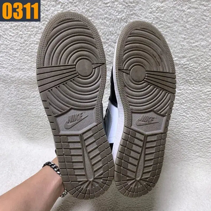 [BUNJANG] Nike Jordan 1 Low Light Smoke Grey Sneakers / [240] 나이키 조던1 로우 라이트 스모크 그레이 여성신발 스니커즈