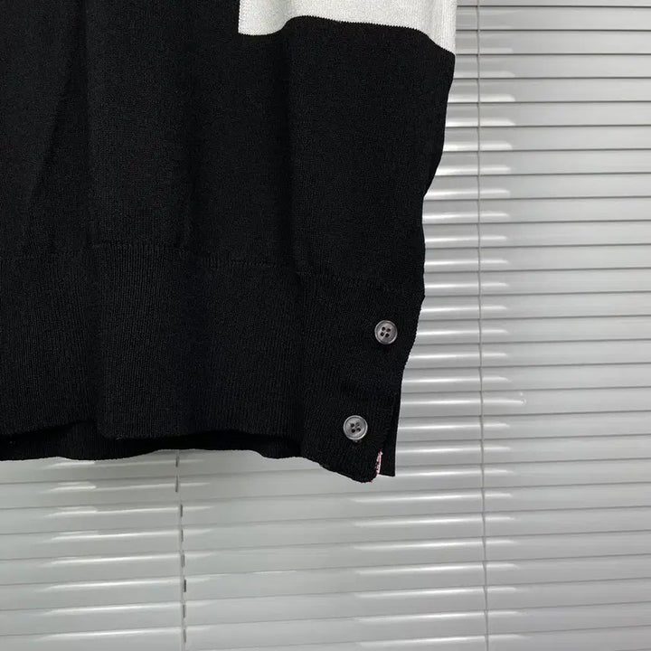 [SOLD OUT] 톰브라운 반팔티셔츠 니트 검흰 올 남녀사이즈 여름 반팔