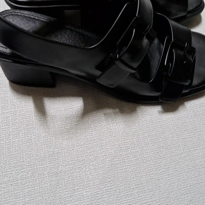 [BUNJANG] Karl Lagerfeld Paris Sandals Black / 240.칼라거펠드 파리 Karl Lagerfeld  샌들  블랙
