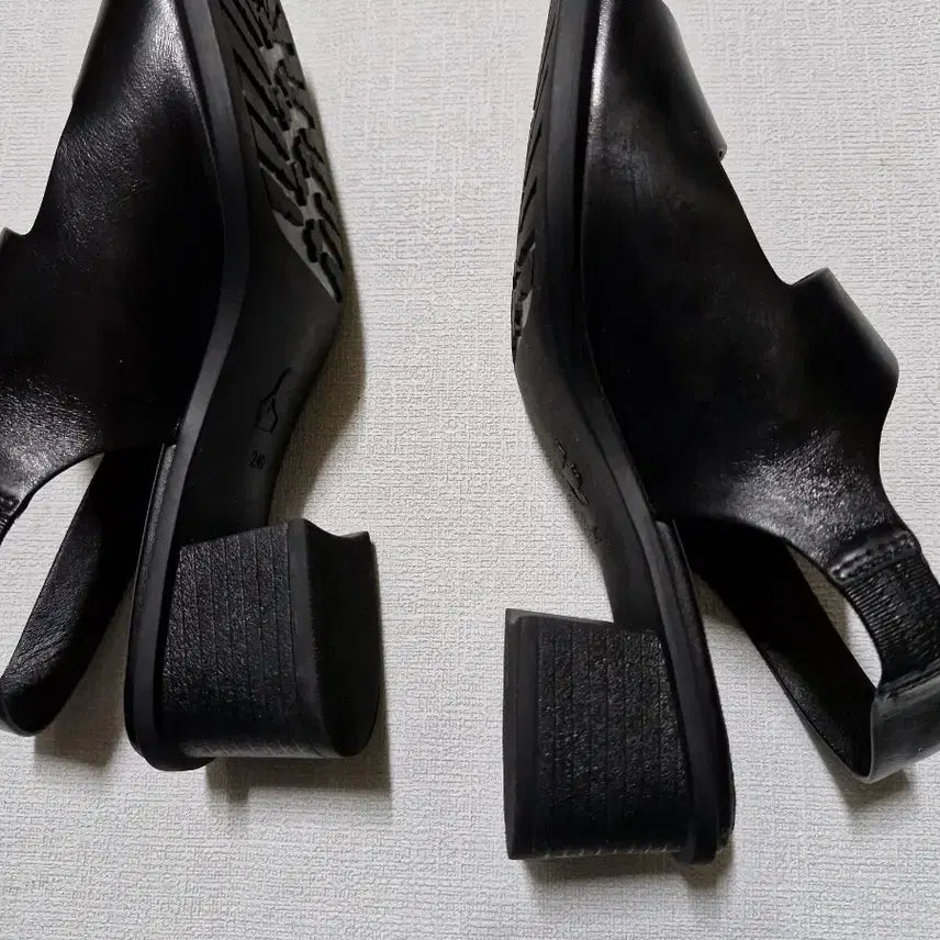 [BUNJANG] Karl Lagerfeld Paris Sandals Black / 240.칼라거펠드 파리 Karl Lagerfeld  샌들  블랙