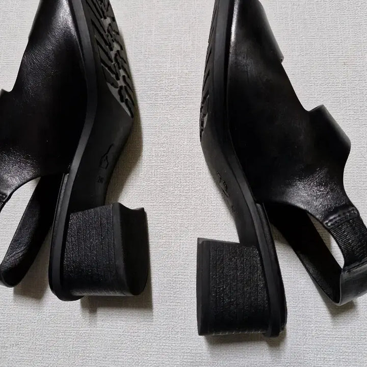 [BUNJANG] Karl Lagerfeld Paris Sandals Black / 240.칼라거펠드 파리 Karl Lagerfeld  샌들  블랙