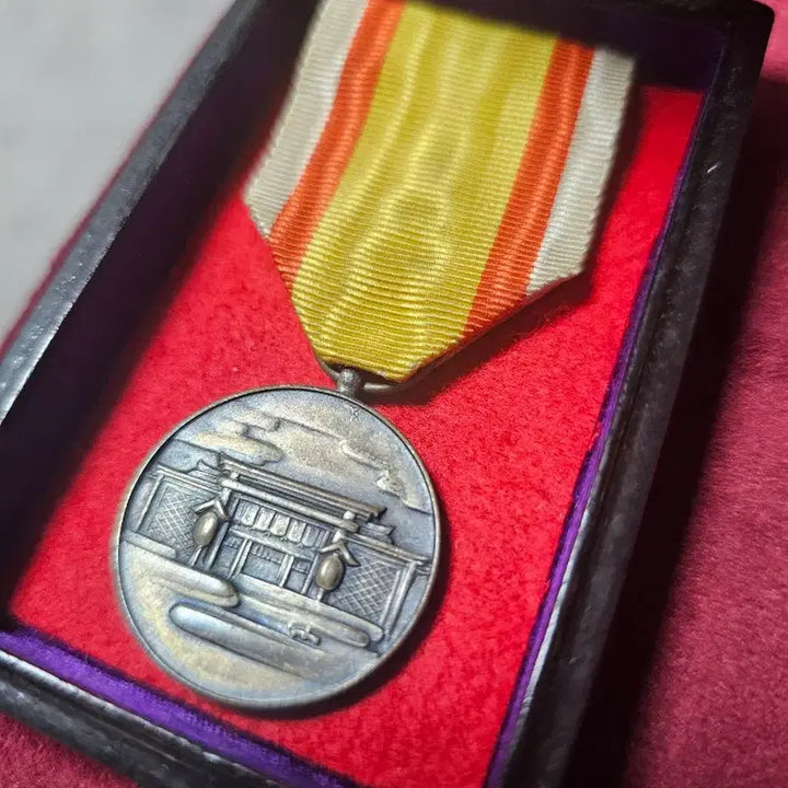 [BUNJANG] Manchukuo Commemorative Medal / 건국신묘 창건 기념장. 1940년.