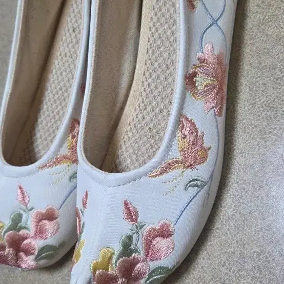 [BUNJANG] Floral Embroidered Court Shoes / 꽃신 사극여자신발