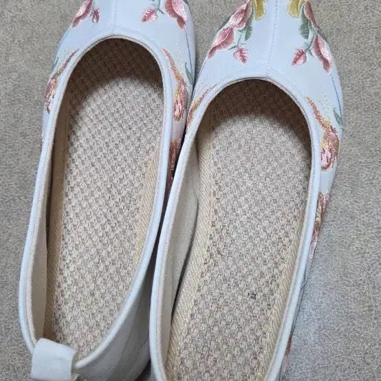 [BUNJANG] Floral Embroidered Court Shoes / 꽃신 사극여자신발