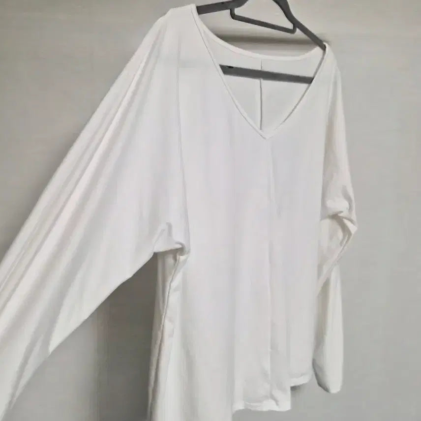 [BUNJANG] V-Neck Loose Fit T-shirt / 한번실착! 프리) 브이넥 루즈핏 티셔츠