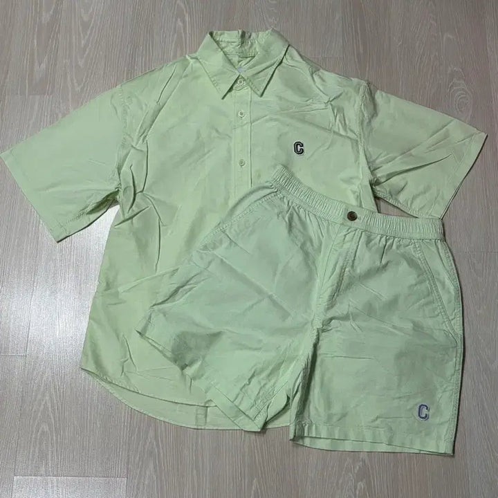 [SOLD OUT] (옷장정리) 커버낫 연두색 반팔 셔츠 반바지 세트